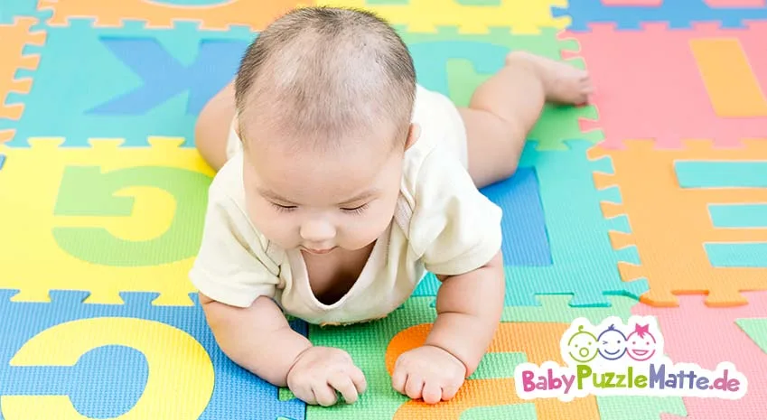 Baby auf einer Puzzlematte