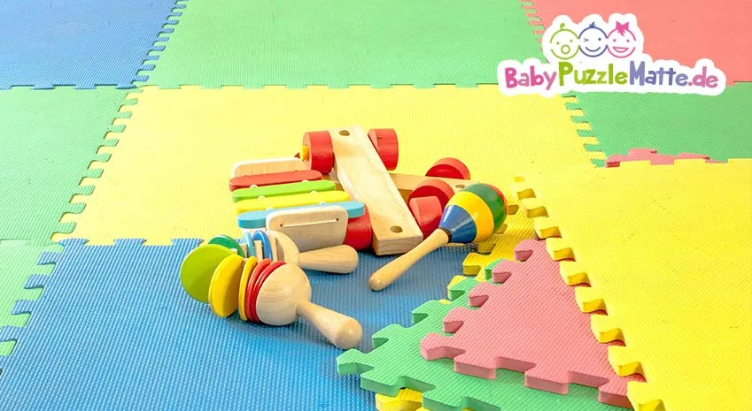 Puzzlematte wie von babyone auf der Spielsachen liegen