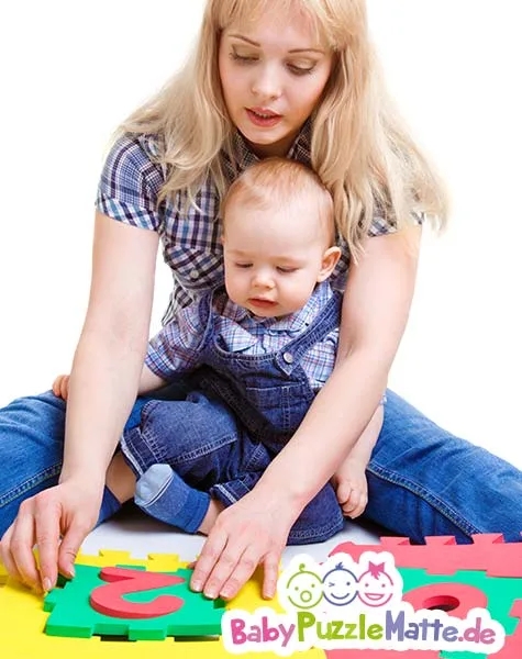 Mutter und Kind spielen auf einer Puzzlematte wie von Deuba