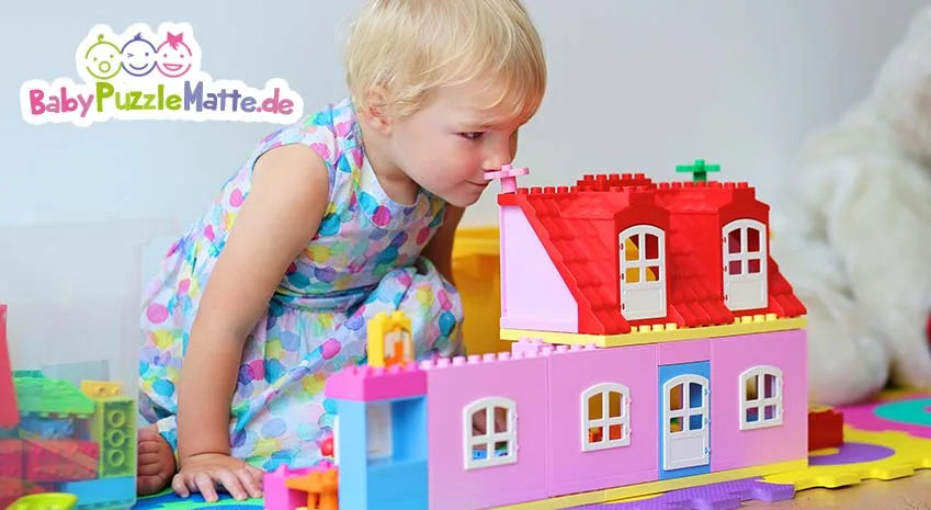 Kind spielt mit einer ähnlichen Matte wie der My Baby Puzzlematte
