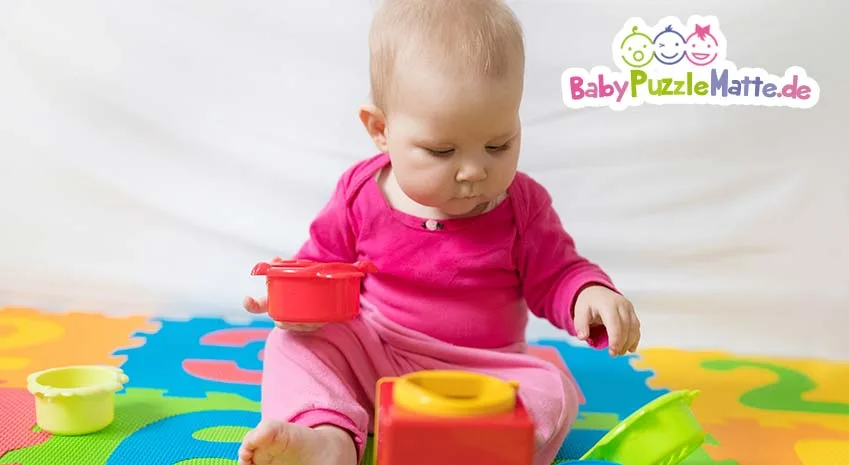 Baby auf einer bunten Playshoes Puzzlematte