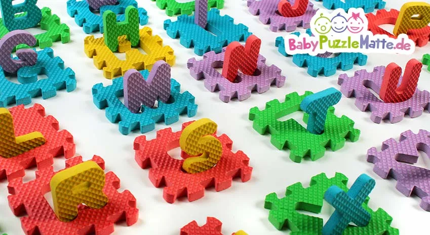 Eine Puzzlematte 86 teilig mit vielen bunten Zahlen und Buchstaben