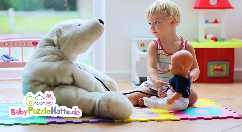 Puzzlematte Kinder spielen mit ihrem Spielzeug und Puppen