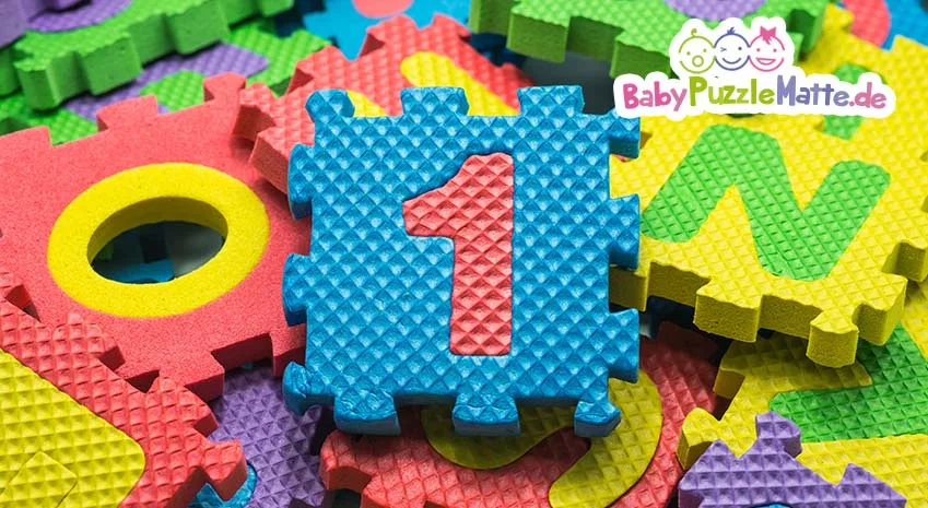 Eine Puzzlematte mit Rand verhindert das herauskullern von Spielzeug und schützt das Baby beim spielen.
