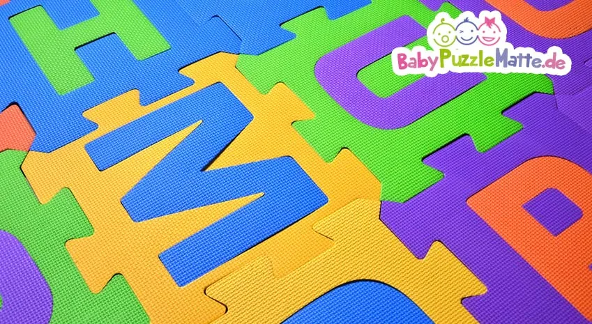 Bunte Puzzlematte mit Buchstaben